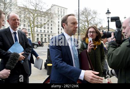 Fotografieren Sie Matt Hancock, Gesundheitsminister, und Prof. Chris Whitty, Chief Medical Officer der britischen Regierung, treffen vor dem Kabinettsbüro in Whitehall, London, vor einem Notfall-COBRA-Treffen ein, während die Besorgnis über den COVID-19-Ausbruch des Coronavirus wächst. Stockfoto