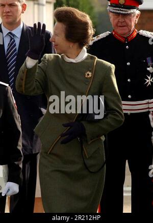 Foto von Prinzessin Anne während eines königlichen Besuchs im Waterside Farm Sports Centre, Canvey Island, Essex. Sie traf Freiwillige vom St. John's Ambulance Brigade und örtliche Schulkinder, die das Zentrum besuchten. Stockfoto