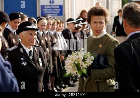 Foto von Prinzessin Anne während eines königlichen Besuchs im Waterside Farm Sports Centre, Canvey Island, Essex. Sie traf Freiwillige vom St. John's Ambulance Brigade und örtliche Schulkinder, die das Zentrum besuchten. Stockfoto