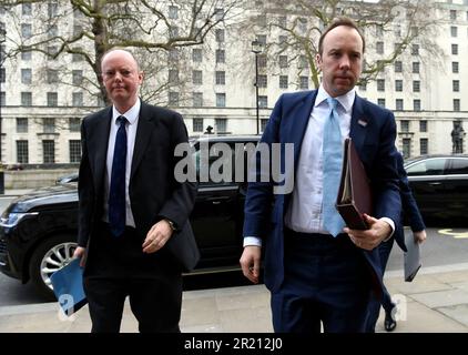 Fotografieren Sie Matt Hancock, Gesundheitsminister, und Prof. Chris Whitty, Chief Medical Officer der britischen Regierung, treffen vor dem Kabinettsbüro in Whitehall, London, vor einem Notfall-COBRA-Treffen ein, während die Besorgnis über den COVID-19-Ausbruch des Coronavirus wächst. Stockfoto