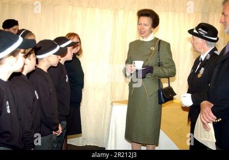 Foto von Prinzessin Anne während eines königlichen Besuchs im Waterside Farm Sports Centre, Canvey Island, Essex. Sie traf Freiwillige vom St. John's Ambulance Brigade und örtliche Schulkinder, die das Zentrum besuchten. Stockfoto