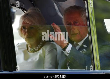 Foto von Prinz Charles und Camilla, die den Buckingham Palace auf dem Weg nach Westminster Abbey verlassen, während Präsident Donald Trump zu einem offiziellen Staatsbesuch in London eintrifft. Stockfoto