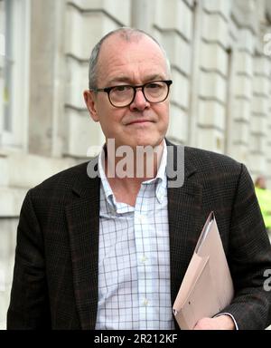 Foto von Sir Patrick Vallance, wissenschaftlicher Berater der Regierung und Leiter der Regierung Wissenschaft und Technik, vor dem Kabinettsbüro in Whitehall, London, nach einer Dringlichkeitssitzung VON COBRA, während die Besorgnis über den COVID-19-Ausbruch des Coronavirus zunimmt. Stockfoto