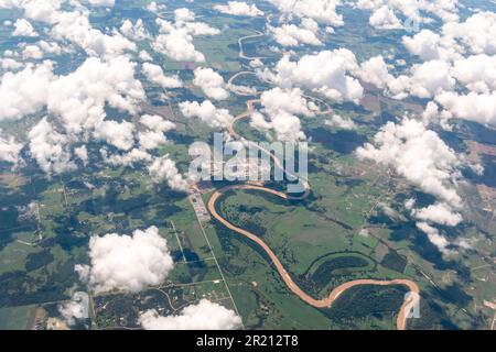 Aus der Vogelperspektive sehen Sie Wolken und Ackerland rund um den Rio Grande River in Texas, der durch die jüngsten Regenfälle hoch und braun wird Stockfoto