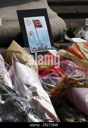 Foto von Mitgliedern des öffentlichen Platzes, die nach Londons Terroranschlägen in der Nähe des Tavistock Square geehrt und Blumen geehrt haben. Die Bombenanschläge vom 7. Juli 2005 in London, die oft als 7/7 bezeichnet werden, waren eine Reihe koordinierter islamistischer Selbstmordattentate in London, England, die auf Pendler abzielen, die während der Morgenstürme mit dem öffentlichen Nahverkehrssystem der Stadt unterwegs waren. Stockfoto