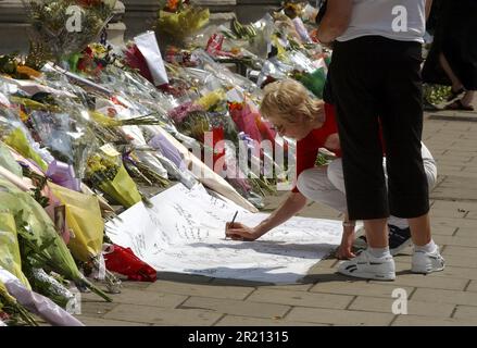 Foto von Mitgliedern des öffentlichen Platzes, die nach Londons Terroranschlägen in der Nähe des Tavistock Square geehrt und Blumen geehrt haben. Die Bombenanschläge vom 7. Juli 2005 in London, die oft als 7/7 bezeichnet werden, waren eine Reihe koordinierter islamistischer Selbstmordattentate in London, England, die auf Pendler abzielen, die während der Morgenstürme mit dem öffentlichen Nahverkehrssystem der Stadt unterwegs waren. Stockfoto