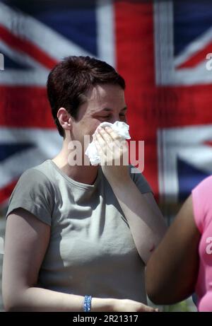 Foto von Mitgliedern der Öffentlichkeit, die trauern und den Opfern des Londoner Terroranschlags vor dem Bahnhof Kings Cross gedenken. Die Bombenanschläge vom 7. Juli 2005 in London, die oft als 7/7 bezeichnet werden, waren eine Reihe koordinierter islamistischer Selbstmordattentate in London, England, die auf Pendler abzielen, die während der Morgenstürme mit dem öffentlichen Nahverkehrssystem der Stadt unterwegs waren. Stockfoto