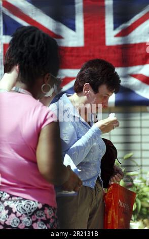 Foto von Mitgliedern der Öffentlichkeit, die trauern und den Opfern des Londoner Terroranschlags vor dem Bahnhof Kings Cross gedenken. Die Bombenanschläge vom 7. Juli 2005 in London, die oft als 7/7 bezeichnet werden, waren eine Reihe koordinierter islamistischer Selbstmordattentate in London, England, die auf Pendler abzielen, die während der Morgenstürme mit dem öffentlichen Nahverkehrssystem der Stadt unterwegs waren. Stockfoto