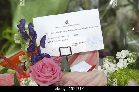 Foto einer Karte auf einem der vielen Blumenbegehren, die im Victoria Embankment Memorial Garden übrig geblieben sind, wo Kränze, Blumen und Ehrungen zur Erinnerung an die Opfer der Terroranschläge in London gelegt wurden. Auf der Karte steht: "An Ken Livingstone, Bürgermeister, und das Volk von London, in Erinnerung an die, die wir alle verloren haben, möge Gott London segnen, syrische Botschaft, Syrische Arabische Republik." Stockfoto