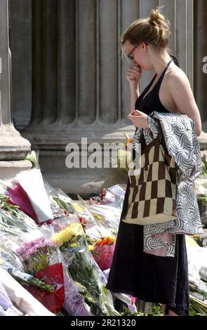 Foto von Mitgliedern des öffentlichen Platzes, die nach Londons Terroranschlägen in der Nähe des Tavistock Square geehrt und Blumen geehrt haben. Die Bombenanschläge vom 7. Juli 2005 in London, die oft als 7/7 bezeichnet werden, waren eine Reihe koordinierter islamistischer Selbstmordattentate in London, England, die auf Pendler abzielen, die während der Morgenstürme mit dem öffentlichen Nahverkehrssystem der Stadt unterwegs waren. Stockfoto