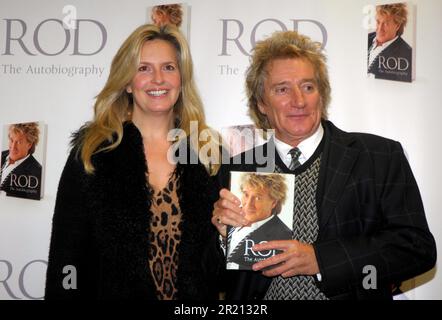 Foto von Rod Stewart mit seiner Frau Penny Lancaster, die von Hunderten von Fans begrüßt wurde, als er seine Autobiografie im Epping Bookstore, Epping, Essex unterzeichnete. Stockfoto