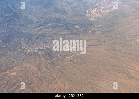 Blick aus der Vogelperspektive auf eingezäunte Gemeinden, Bauvorhaben, Autobahnen und Unterteilungen in der Wüste außerhalb von Los Angeles in Südkalifornien Stockfoto