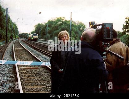 Ein Foto zeigt die Szene nach dem Zugunglück von Hatfield zwischen Welham Green und Hatfield, Hertfordshire, Großbritannien. Es wurde durch eine Metallermüdung verursacht, die vier Menschen tötete und mehr als 70 verletzt. Stockfoto