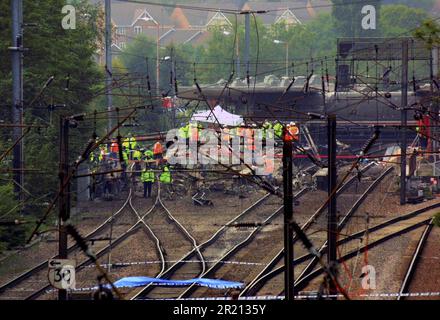 Ein Foto zeigt die Szene nach dem Zugunglück von Hatfield zwischen Welham Green und Hatfield, Hertfordshire, Großbritannien. Es wurde durch eine Metallermüdung verursacht, die vier Menschen tötete und mehr als 70 verletzt. Stockfoto