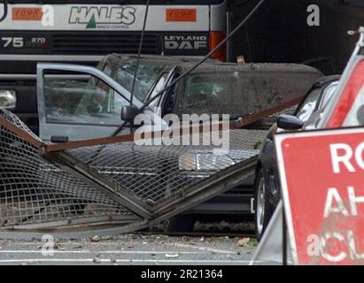 Ein Foto zeigt die Szene nach dem Zugunglück von Hatfield zwischen Welham Green und Hatfield, Hertfordshire, Großbritannien. Es wurde durch eine Metallermüdung verursacht, die vier Menschen tötete und mehr als 70 verletzt. Stockfoto