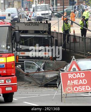 Ein Foto zeigt die Szene nach dem Zugunglück von Hatfield zwischen Welham Green und Hatfield, Hertfordshire, Großbritannien. Es wurde durch eine Metallermüdung verursacht, die vier Menschen tötete und mehr als 70 verletzt. Stockfoto