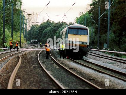 Ein Foto zeigt die Szene nach dem Zugunglück von Hatfield zwischen Welham Green und Hatfield, Hertfordshire, Großbritannien. Es wurde durch eine Metallermüdung verursacht, die vier Menschen tötete und mehr als 70 verletzt. Stockfoto