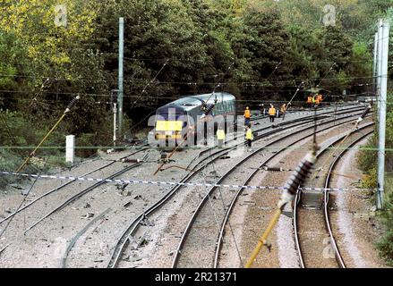 Ein Foto zeigt die Szene nach dem Zugunglück von Hatfield zwischen Welham Green und Hatfield, Hertfordshire, Großbritannien. Es wurde durch eine Metallermüdung verursacht, die vier Menschen tötete und mehr als 70 verletzt. Stockfoto