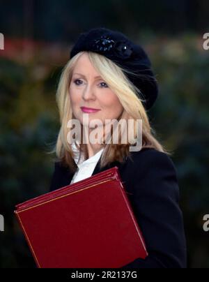 Foto von Esther McVey, Staatsminister für Wohnungsbau und Planung, Ankunft vor der Downing Street Nr. 10 in London vor einer Kabinettssitzung. Stockfoto