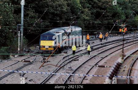 Ein Foto zeigt die Szene nach dem Zugunglück von Hatfield zwischen Welham Green und Hatfield, Hertfordshire, Großbritannien. Es wurde durch eine Metallermüdung verursacht, die vier Menschen tötete und mehr als 70 verletzt. Stockfoto