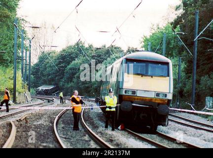 Ein Foto zeigt die Szene nach dem Zugunglück von Hatfield zwischen Welham Green und Hatfield, Hertfordshire, Großbritannien. Es wurde durch eine Metallermüdung verursacht, die vier Menschen tötete und mehr als 70 verletzt. Stockfoto