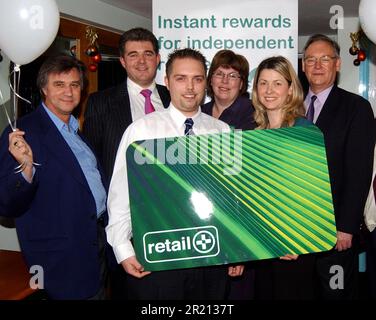 Foto von Brandon Lewis, Leiter des Brentwood Borough Council, bei einer Partnerschaft mit einer Retail Plus Treuekarte im Terris@108 Restaurant, 108 High St., Brentwood, Essex. Im Bild: L-R [Back] Terry Taber, regionaler Organisator – Verband der Kleinunternehmen, Brandon Lewis, Leiter des Brentwood Borough Council, Lillian Hill, Managing Director of Retail Plus, Michael Coates, Brentwood Town Centre Partnership, und Maurice Buxton, Four Seasons Travel, [Front], Richard Knight, B-Computers und Clare Mead-Tomlinson, Flutterbye Butterfly Ltd Stockfoto