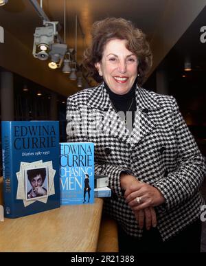 Foto von Edwina Currie, Besuch des Cliffs Pavilion, Westcliff-on-Sea, Essex im Rahmen des Southend Libraries Book Festival. Edwina Currie ist seit 14 Jahren eine ehemalige MP und hat mehrere Bücher geschrieben, darunter ihren Bestseller „Diaries 1987-1992“. Sie hat auch ihre eigene Radiosendung „Late Night Currie“ präsentiert und ist bei „Celebrity Mastermind 2004" und „Hell's Kitchen“ aufgetaucht. Stockfoto