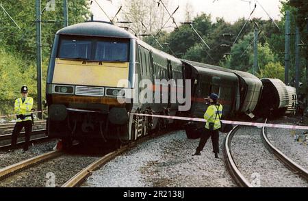 Ein Foto zeigt die Szene nach dem Zugunglück von Hatfield zwischen Welham Green und Hatfield, Hertfordshire, Großbritannien. Es wurde durch eine Metallermüdung verursacht, die vier Menschen tötete und mehr als 70 verletzt. Stockfoto