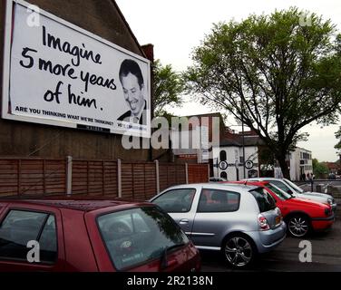 Foto eines konservativen Parteiposters auf einer Plakatwand in Hornchurch, Essex, im Vorfeld der Parlamentswahlen 2005. Stockfoto