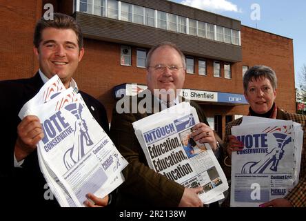 Foto von Brandon Lewis. Abbildung: L-R Brandon Lewis, council Leader, Eric Pickles, konservativer Kandidat für Brentwood & Ongar, und Lesley Gaymer, ein Parteimitarbeiter, auf dem Wahlkampfpfad in Shenfield, Essex. Stockfoto