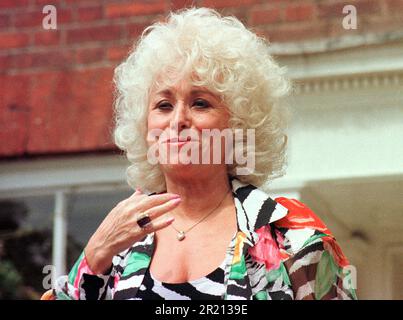 Foto von Barbara Windsor bei der Gartenparty im Queen's Theatre in Hornchurch, Essex. Stockfoto