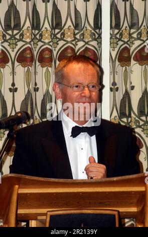 Foto von Jeffrey Archer, das eine Rede vor den versammelten Gästen im Golfklub Three Rivers, Cold Norton, Essex, hält. Stockfoto