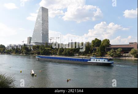 Foto des Roche-Turms, eines Wolkenkratzers in der Schweizer Stadt Basel. Nach Fertigstellung am 18. September 2015 übernahm der Roche Tower den Prime Tower in Zürich als höchstes Schweizer Gebäude, das vier Jahre lang Rekord hielt. Strenge Planungsgesetze bedeuten, dass es nur wenige Wolkenkratzer im Land gibt. Stockfoto