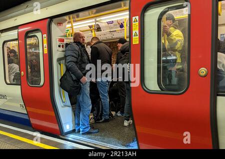 Fotografie eines überfüllten Londoner U-Bahnzuges, auf dem die Fahrgäste die soziale Distanzierung von mindestens 2 Metern nicht beobachten konnten, nur wenige Tage nachdem die britische Regierung angeordnet hatte, Pubs, Clubs, Restaurants, Bars und Fitnessstudios zu schließen, da die Besorgnis über die COVID-19-Pandemie zunahm Stockfoto