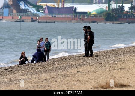 Foto der Polizei, die die Sperrregeln in Southend-on-Sea, Essex, durchsetzt, indem sie Sonnenanbeter auffordert zu gehen. Stockfoto