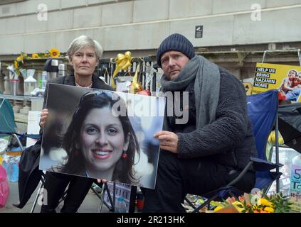 Kate Green, Abgeordnete, Shadow Secretary of State for Education, sitzt und unterhält sich mit Richard Ratcliffe, während er vor dem Außenministerium in London protestiert und die britische Regierung weiterhin drängt, Druck auf Iran auszuüben, damit seine Frau Nazanin Zaghari-Ratcliffe, eine iranisch-britische Doppelbürgerin, Die seit 2016 von den iranischen Behörden in Haft genommen wird. Die Befürchtungen über Richard Ratcliffes Wohlergehen wuchsen, als sein Hungerstreik seinen 18. Tag erreichte. November 2021. Stockfoto