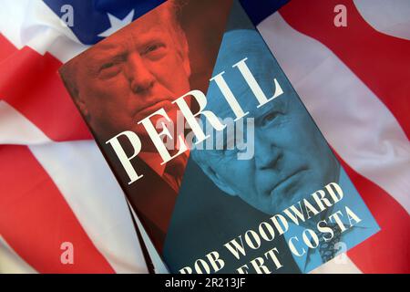 Danil, ein Buch des amerikanischen Journalisten Bob Woodward und Robert Costa über das Ende der Präsidentschaft von Donald Trump sowie über den Präsidentschaftswechsel und die frühe Präsidentschaft von Joe Biden. Es wurde am 21. September 2021 von Simon & Schuster veröffentlicht. Die Veröffentlichung von „Gefahr“ erfolgte am 21. September 2021. Stockfoto