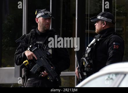 Bewaffnete Polizei vor Ort in der Methodistenkirche Belfairs in der Eastwood Road North, Leigh on Sea, Southend on Sea, Essex, nachdem der konservative Abgeordnete Sir David Amess starb, nachdem er mehrfach bei einer Operation in seinem Wahlkreis erstochen wurde. Ein 25-jähriger Mann wurde wegen Mordverdachts nach dem Angriff auf die Kirche in Leigh-on-Sea verhaftet. Oktober 2021. Stockfoto