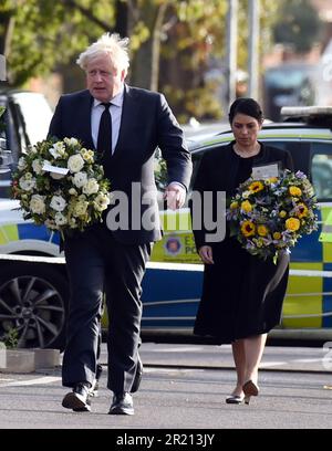 Premierminister Boris Johnson und Innenminister Priti Patel zollen in der Nähe der Belfairs Methodist Church in der Eastwood Road North, Leigh on Sea, Southend on Sea, Essex Blumen, nachdem der konservative Abgeordnete Sir David Amess mehrfach bei einer Operation in seinem Wahlkreis erstochen wurde. Oktober 2021. Stockfoto