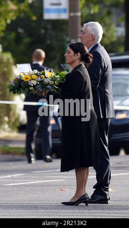 Parteiübergreifende Regierungsvertreter. Innenminister Priti Patel und Sprecher des Unterhauses Lindsay Hoyle, Lay Floral Tribute in der Nähe der Belfairs Methodist Church in Eastwood Road North, Leigh on Sea, Southend on Sea, Essex, nachdem der konservative Abgeordnete Sir David Amess mehrfach bei einer Operation in seinem Wahlkreis erstochen wurde. Oktober 2021. Stockfoto