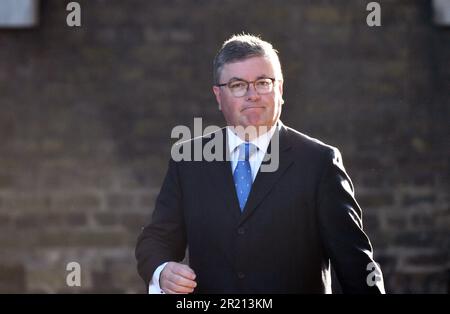 Robert Buckland, Justizminister, kommt in der Downing Street zu einer Kabinettssitzung an, während das parlament nach der Sommerpause zurückkehrt. 07-09-2021. Sir Robert James Buckland, KBE, QC, MP (geb. am 22. September 1968) ist ein Politiker und Anwalt der walisischen Konservativen Partei, der seit 2010 Mitglied des Parlaments (MP) von South Swindon ist. Buckland wurde im Juli 2019 von Boris Johnson zum Staatssekretär für Justiz und Lordkanzler ernannt und diente bis zur Kabinettsumbildung im September 2021. Stockfoto