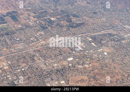Süd-Kalifornien, USA Luftaufnahme von Vorstadthäusern, Parkplätzen, einem Einkaufszentrum und Lagerhäusern in Südkalifornien. Stockfoto