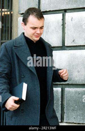 Gary Dobson trifft am 2. November 2000 am Gericht ein. David Norris und Gary Dobson erscheinen vor dem Chelmsford Magistrates Court, Essex, wegen Diebstahls. Die beiden Männer beklagten sich schuldig, 14 Bierfässer im Wert von 1.000 Pfund gestohlen zu haben. Jede Person wurde mit einer Geldstrafe von £100 US-Dollar und £60 US-Dollar Norris und Dobson wurden unter den fünf Verdächtigen des Mordes an Stephen Lawrence genannt. Das Paar wurde anschließend beide des Mordes an Lawrence für schuldig befunden. Sie wurden am 4. Januar 2012 zu einer lebenslangen Freiheitsstrafe für einen Erwachsenen verurteilt, mit einer Mindestdauer von 15 Jahren und 2 Monaten für Dobson und 14 Jahren und 3 Monaten für Norris. Stockfoto