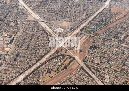 Luftaufnahme der Kreuzung des I-5 Santa Ana Freeway und des I-605 San Gabriel Freeway mit San Gabriel River und Wilderness Park in Santa Fe Springs Stockfoto