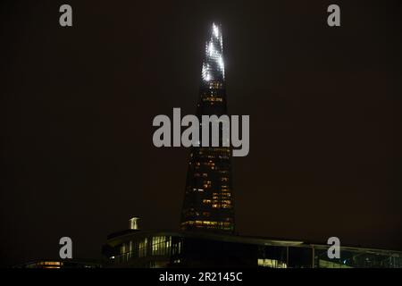 The Shard, auch bekannt als The Shard of Glass, Shard London Bridge und ehemals London Bridge Tower, ist ein 72-stöckiger Wolkenkratzer, der vom italienischen Architekten Renzo Piano in Southwark, London, entworfen wurde und Teil der Shard Quarter Entwicklung ist. 2021. Stockfoto