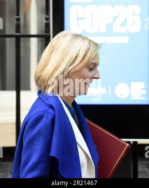 Liz Truss, die britische Außenministerin, kommt inmitten der COVID-19-Pandemie vor dem COP26. Jahrhundert in der Downing Street an. Oktober 2021. Stockfoto