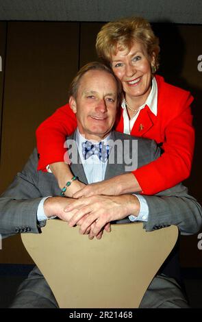 Ein Abend mit Neil & Christine Hamilton, Southend Central Library, Victoria Avenue, Southend on Sea, Essex, 2005. Britischer Politiker Neil Hamilton, seit 2020 Vorsitzender der UK Independence Party (UKIP). Von 1983 bis 1997 war er konservatives Parlamentsmitglied für Tatton und von 2016 bis 2021 UKIP-Mitglied des Senedd (MS) für Mittel- und Westwales. Im Jahr 1994 behauptete der Guardian, Hamilton habe Barzahlungen angenommen, als Gegenleistung für Fragen im Parlament. Hamilton verklagte den Wächter wegen Verleumdung, aber am Tag des Prozesses. Die Cash-for-Questions-Affäre-Anfrage 1997 Stockfoto