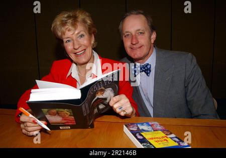 Ein Abend mit Neil & Christine Hamilton, Southend Central Library, Victoria Avenue, Southend on Sea, Essex, 2005. Britischer Politiker Neil Hamilton, seit 2020 Vorsitzender der UK Independence Party (UKIP). Von 1983 bis 1997 war er konservatives Parlamentsmitglied für Tatton und von 2016 bis 2021 UKIP-Mitglied des Senedd (MS) für Mittel- und Westwales. Im Jahr 1994 behauptete der Guardian, Hamilton habe Barzahlungen angenommen, als Gegenleistung für Fragen im Parlament. Hamilton verklagte den Wächter wegen Verleumdung, aber am Tag des Prozesses. Die Cash-for-Questions-Affäre-Anfrage 1997 Stockfoto