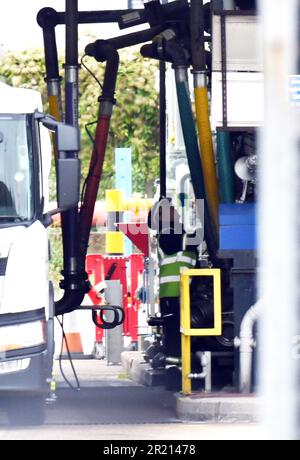 Autofahrer tanken an einer Texaco-Tankstelle in Hornchurch im Londoner Stadtteil Havering mit Kraftstoff, als Berichte über eine Kraftstoffkrise drohten, die durch einen Mangel an LKW-Fahrern infolge der Coronavirus-Pandemie und des Brexit verschärft wurde. Oktober 2021. Stockfoto