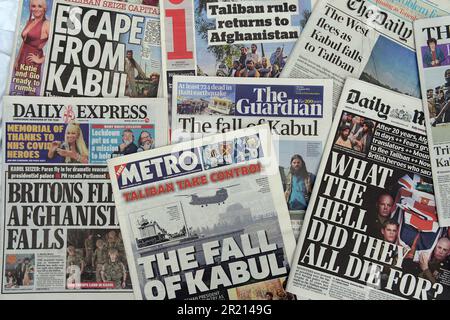 Die britischen Zeitungen berichteten über den Fall von Kabul im Jahr 2021, der als Fall der Islamischen Republik Afghanistan bekannt wurde, und waren die Festnahme der afghanischen Hauptstadt Kabul durch die Taliban am 15. August 2021, der Höhepunkt einer militärischen Offensive, die im Mai 2021 begann. Die Festnahme der Stadt fand Stunden nach der Flucht von Präsident Ashraf Ghani aus dem Land statt und veranlasste eine internationale Luftfahrt mit fliehenden Zivilisten. Die Stadt wurde inmitten eines militärischen Rückzugs der Vereinigten Staaten aus dem Land im Einklang mit einem im Februar 2020 unterzeichneten Friedensabkommen zwischen den USA und den Taliban zum Abschluss der 2001-20 gefangen genommen Stockfoto